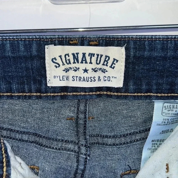 Signature Levi Strauss & Co. Denim Capris | Misses Size 8 | Cuffed Hem | Stretch - Picture 3 of 9